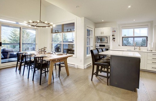 Blueberry Hill House | 4 bed/3 bath twnhse w stunning Mtn view & HOT TUB