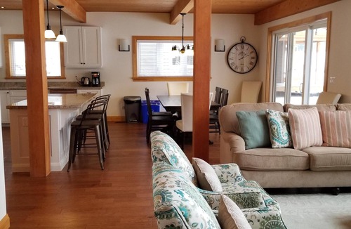 Muskoka Lakes Villa | 4 bed 3 bath Villa on Lake Muskoka!