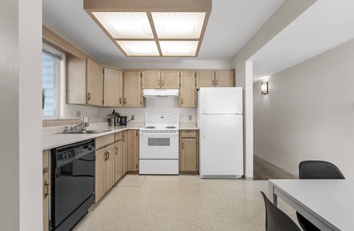 Lynn Valley Apartment | 4 Bed Charming & Cozy Lynn Valley Suite