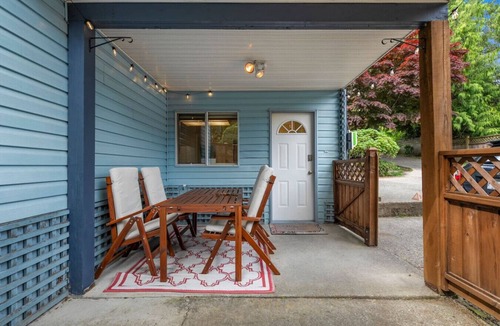 Lynn Valley Apartment | 4 Bed Charming & Cozy Lynn Valley Suite