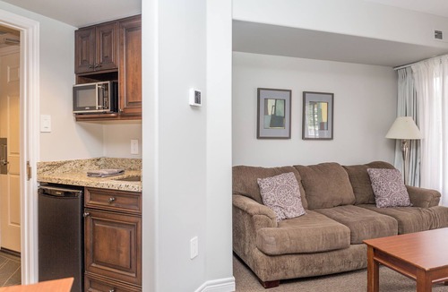 Oro-Medonte Condo | 4-Bed Country Club Haven with Pool, BBQs, and More