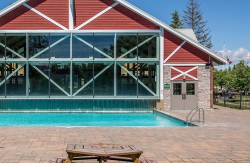 Oro-Medonte Condo | 4-Bed Country Club Haven with Pool, BBQs, and More