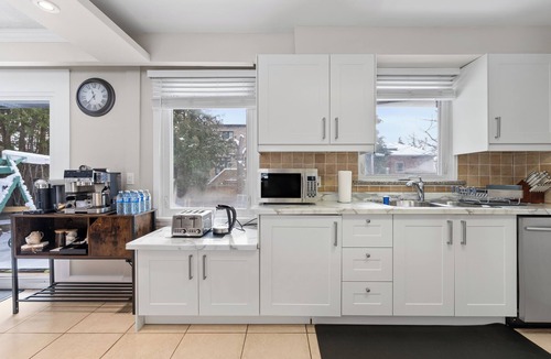Richmond Hill House | 4 BEDROOM & 3 BATH (sleep 8) cozy bungalow home in Richmond Hill