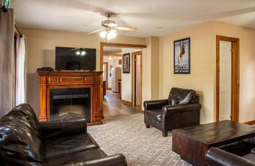 Collingwood Apartment | 4-Bedroom Apartment at Blue Mountain · Walk to Village · Private Beach Access