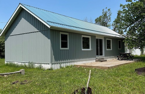 Isaacs Glen Cabin | 4-bedroom cabin in beautiful Kawartha Lakes with AC