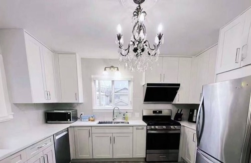 Marpole House | 4 big bedrooms 2bathroom with tub and shower 6mins to airport 20mins to downtown