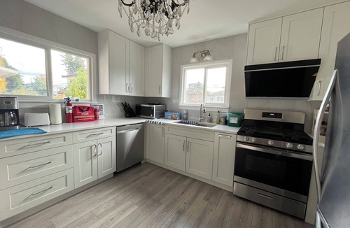 Marpole House | 4 big bedrooms 2bathroom with tub and shower 6mins to airport 20mins to downtown