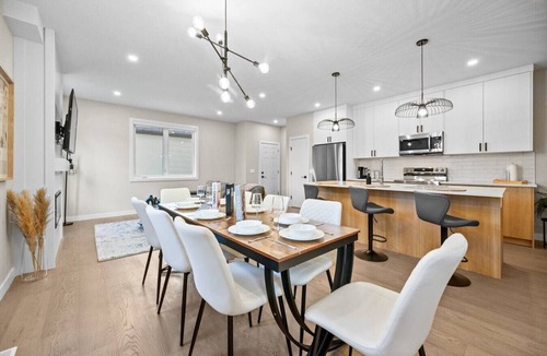 Montgomery House | 4BR | 3.5 Bath | Game Rm | Near Hospital | Garage