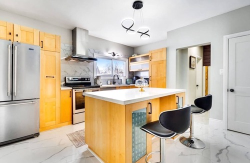 Niagara Falls House | 4BR Family Retreat | Near To Falls w/Parking!