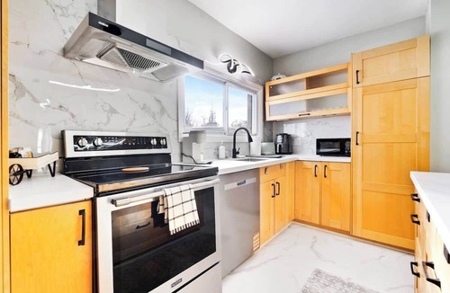 Niagara Falls House | 4BR Family Retreat | Near To Falls w/Parking!