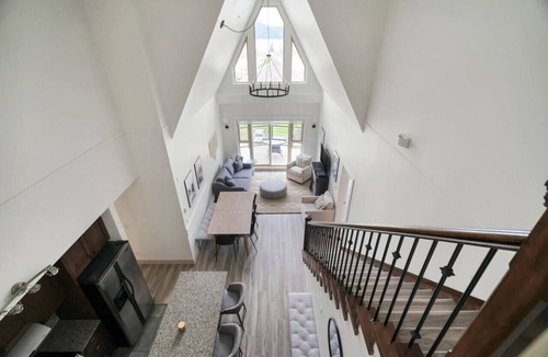 Harrison Hot Springs Apartment | 4BR Penthouse w/Rooftop In The Heart Of Harrison