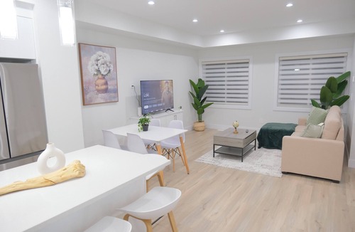 Rutland House | 4BR Townhome · Sleeps 8 · Golf & Wine, Pet Friendly!
