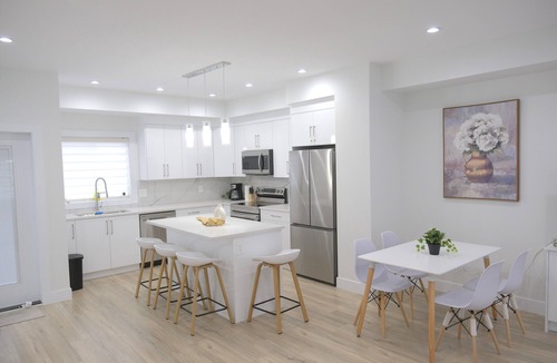 Rutland House | 4BR Townhome · Sleeps 8 · Golf & Wine, Pet Friendly!