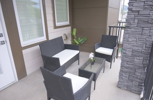 Rutland House | 4BR Townhome · Sleeps 8 · Golf & Wine, Pet Friendly!