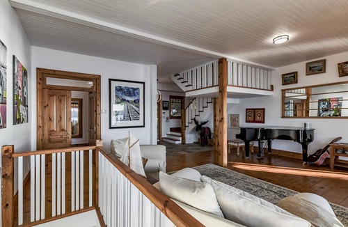 Bracebridge Cottage | 5 bdrm + 2 BH & bunkie, 5 bath cottage! Lake Muskoka, Sunsets! Privacy! Sauna!