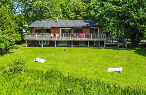 Muskoka Lakes Cottage | 5 Bed 3 Bath Sun-Filled Beautiful Lakeside Cottage on Lake Muskoka