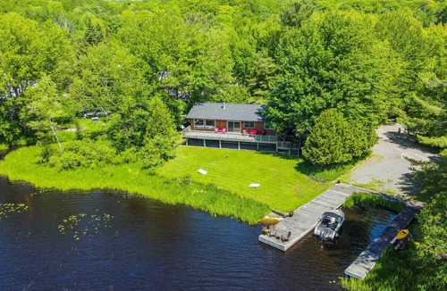 Muskoka Lakes Cottage | 5 Bed 3 Bath Sun-Filled Beautiful Lakeside Cottage on Lake Muskoka