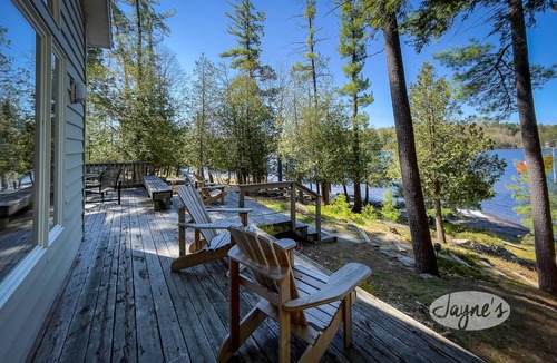 Bracebridge Cottage | 5 bedroom, 2 bath, Eilean Gowan Island, Lake Muskoka! Minutes to Bracebridge!
