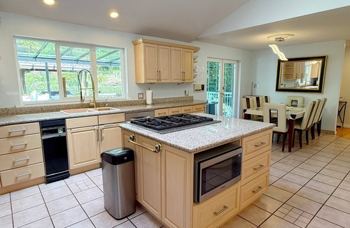 Caulfeild House | 5 bedroom, 4 Bathroom home in West Vancouver perfect for FIFA & large groups.
