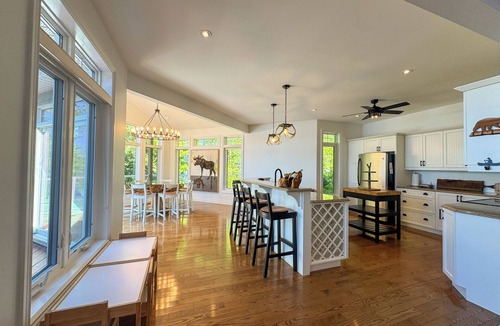 McKellar Cottage | 5 Bedroom Lakefront Cottage with Private Beach