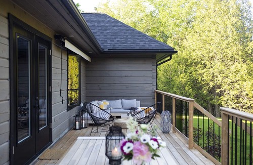 Chatsworth House | 5-bedroom stunning, modern log home with outdoor sauna and firepit