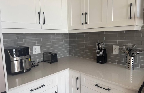 London House | 5 Bedrooms deluxe, Hyde Park Mall and Western University area Sleep up to 10