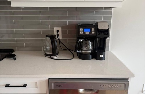 London House | 5 Bedrooms deluxe, Hyde Park Mall and Western University area Sleep up to 10