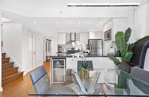 Central House | 5 BR & 3 BTH Entire 3 Floor Townhome-Rooftop