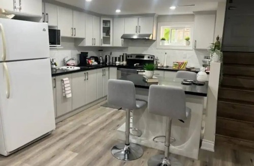 Malton House | 5 Km to Toronto Pearson Airport , Sleeps 4-6
