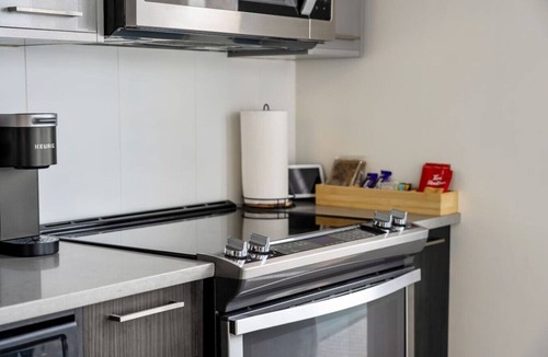 East Village Apartment | 5 min to Stampede | 2BR |AC |Near Frt Calgary