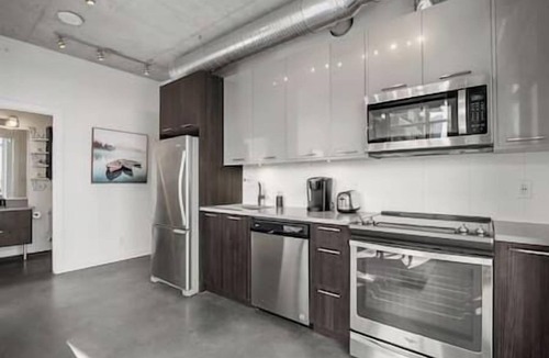 East Village Apartment | 5 min walk to Stampede | 2BR |AC |Near Frt Calgary