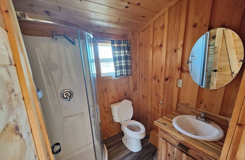 Picton Cabin | 5 minute walk to Sandbanks Beach! In the heart Prince Edward County