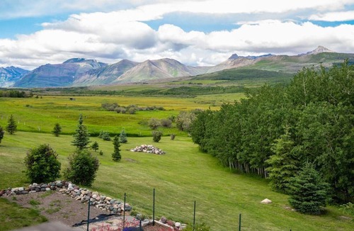 Twin Butte Villa | 5 minutes from Waterton - sleeps 16 - WCV Unit C