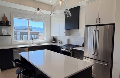 Central Okanagan House | 5 minutes to downtown Kelowna! Roof top patio with views of Okanagan Lake.