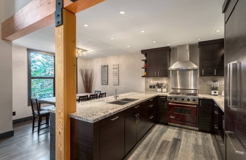 Whistler Village House | 5 STAR ACCOMMODATIONS! LUXURY STAY WITH MEDIA ROOM + PRIVATE HOT TUB.