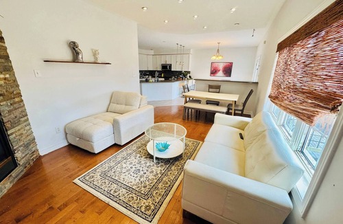 Churchill Meadows House | 5 star Full house 5 bedrms, 5 beds, 3 bath Airport