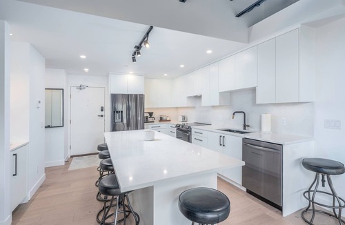 Kelowna Central Business District Condo | 5 Star Penthouse Condo with 2 beds on the Lakefront Downtown Kelowna