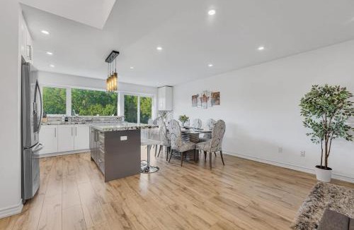 Downsview House | 5BR North York Home - Sleeps 11 - Parking