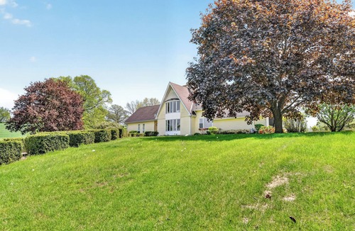 Quinte West House | 5BR Private Luxury Estate w/Pool, Hot Tub & Views