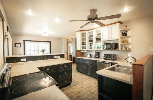 Mono House | 5BR Riverfront Retreat w/Firetable, BBQ, and Deck