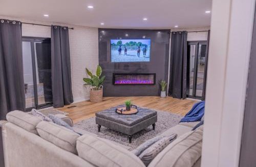 Oro-Medonte House | 6 Bedroom Modern Escape in Horseshoe, Pool and Hot tub