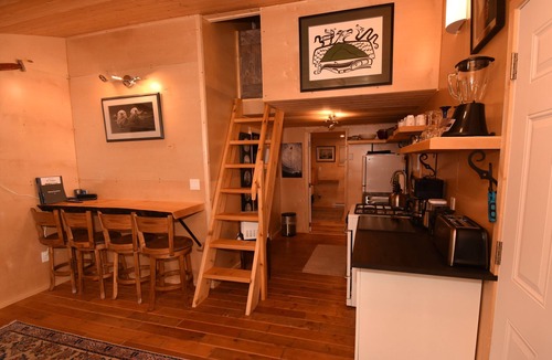 Tofino Cabin | 60 Steps to world renowned Chesterman Beach Super Clean Great Location!