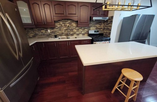 Dovercourt Park House | 6bed 3 bath house in downtown Step to Grocery Store Public Transit Park