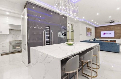 Surrey House | 6BR Entire Home Private Parking Pet-Friendly Near Vancouver