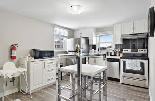 Niagara Falls House | 6BR Family Escape – Separate Floors, 5 Min to Fallsview | Free Parking + Wine