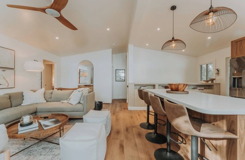 Windermere Cottage | 6BR Lakefront Muskoka Sunset Retreat w/Hot Tub, Dock & Firepit