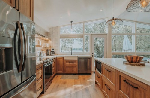 Windermere Cottage | 6BR Lakefront Muskoka Sunset Retreat w/Hot Tub, Dock & Firepit