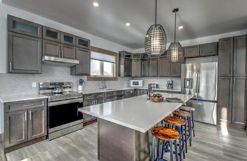 Collingwood Cottage | 7 bdrm Luxury,7 baths,Private Beach Access, Hot Tub