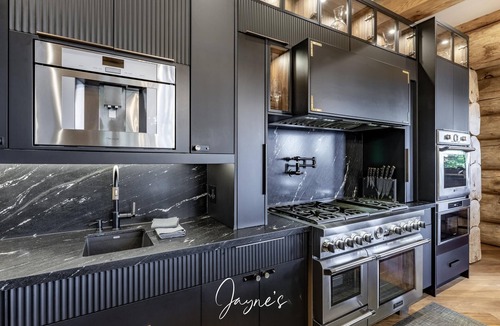 Gravenhurst Cottage | 7 bed 6 bath cottage on Lake Muskoka
