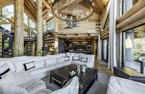 Gravenhurst Cottage | 7 bed 6 bath cottage on Lake Muskoka